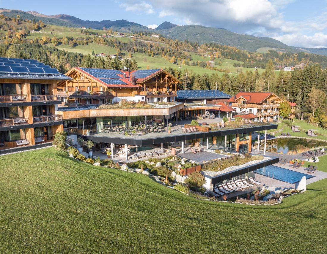 CMH_Gut Sonnberghof_Herbst_Aussenansicht Landschaft