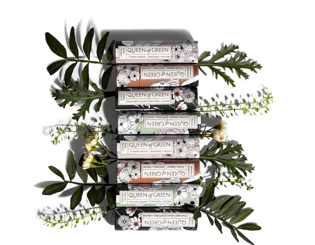 Lipbalms und Pflegestifte von Queen of Green als Stapel