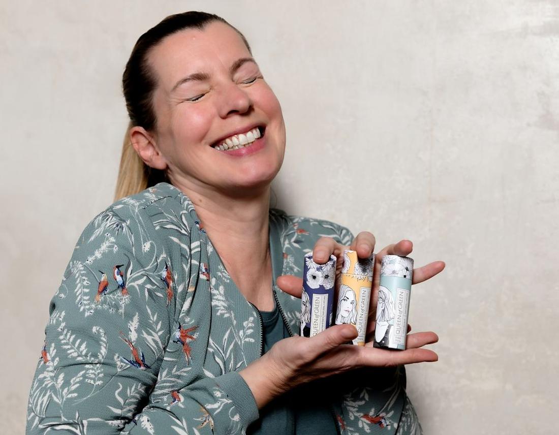 Julia Schauer von Queen of Green mit ihrer Lippenpflege