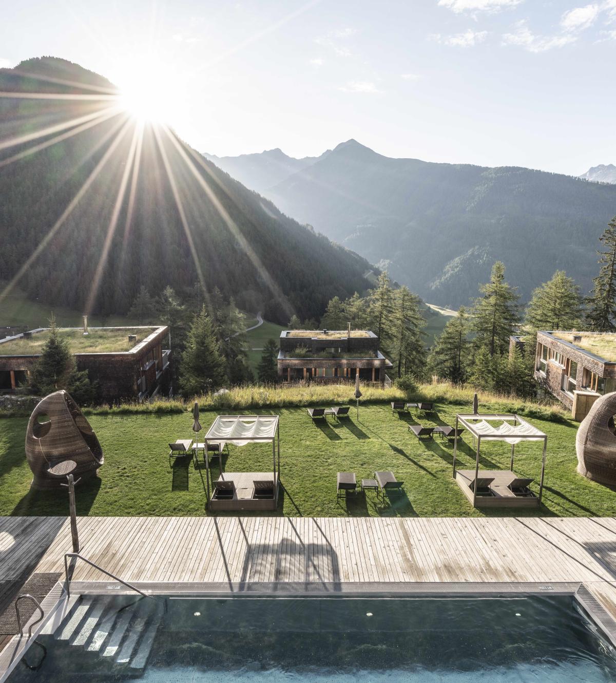 Ausblick auf Pool und Berglandschaft im Gradonna 