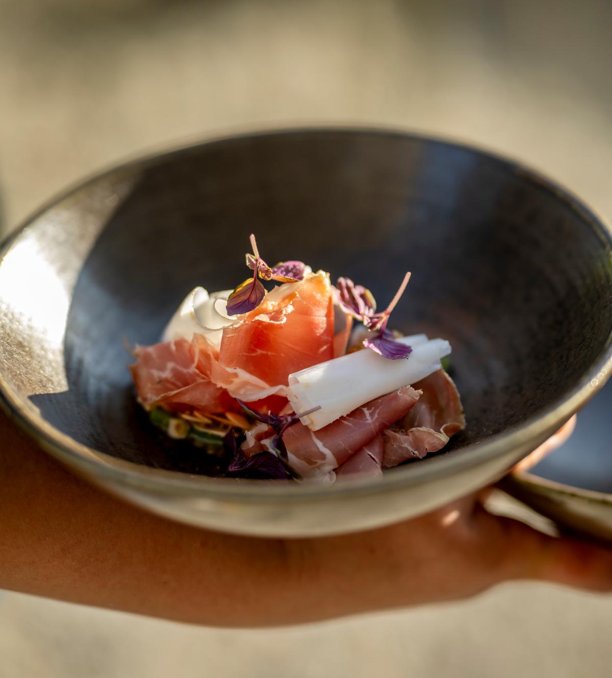 Vorspeise mit Prosciutto wird serviert in der Fuchsegg Eco Lodge
