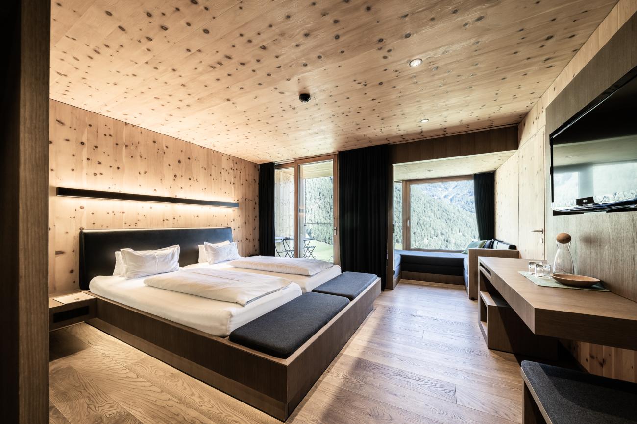 Hotel Gradonna in Kals Blick auf das Zimmer aus Zirbenholz