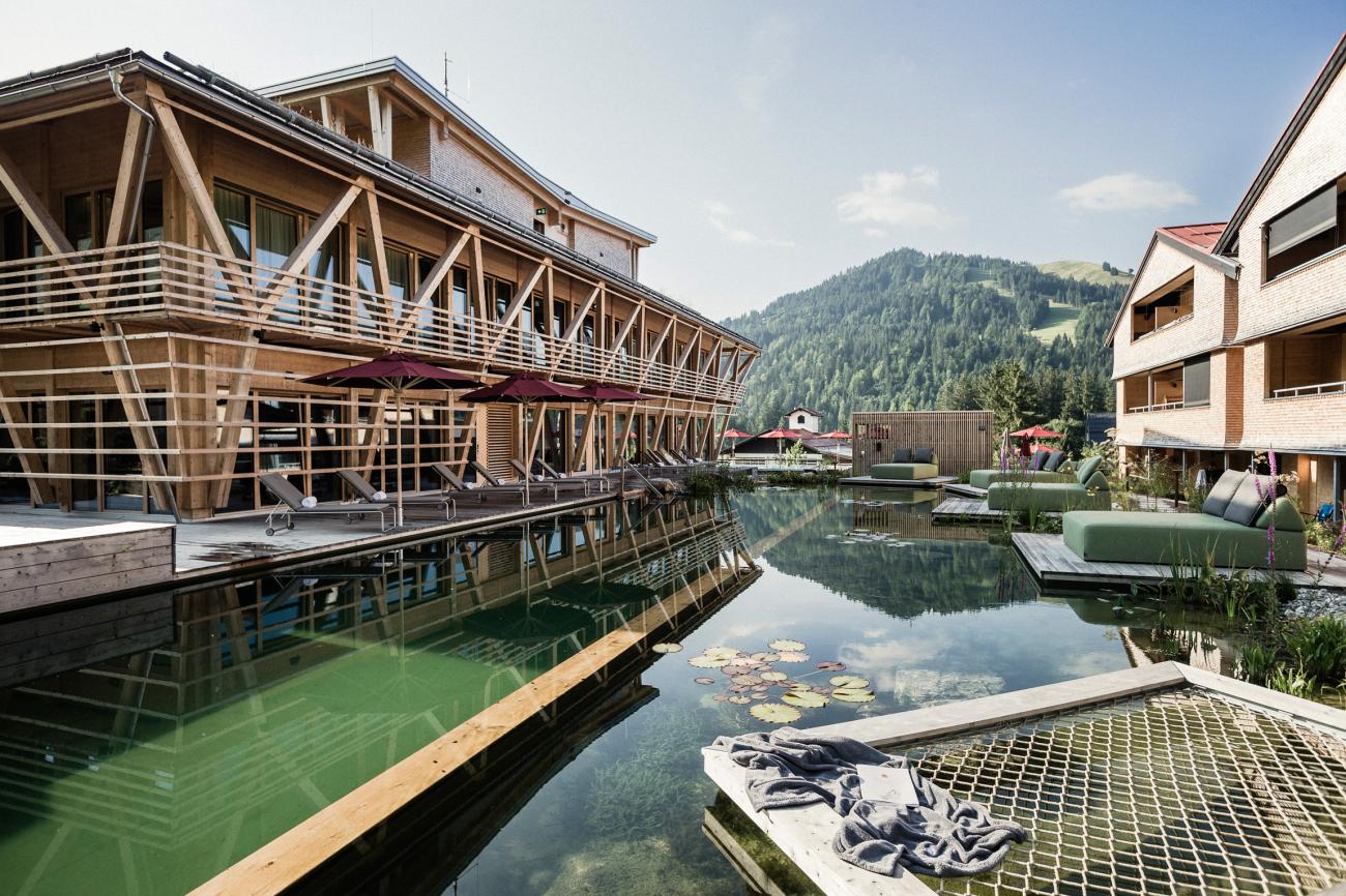 Zwei moderne Holzhäuser mit Pool dazwischen