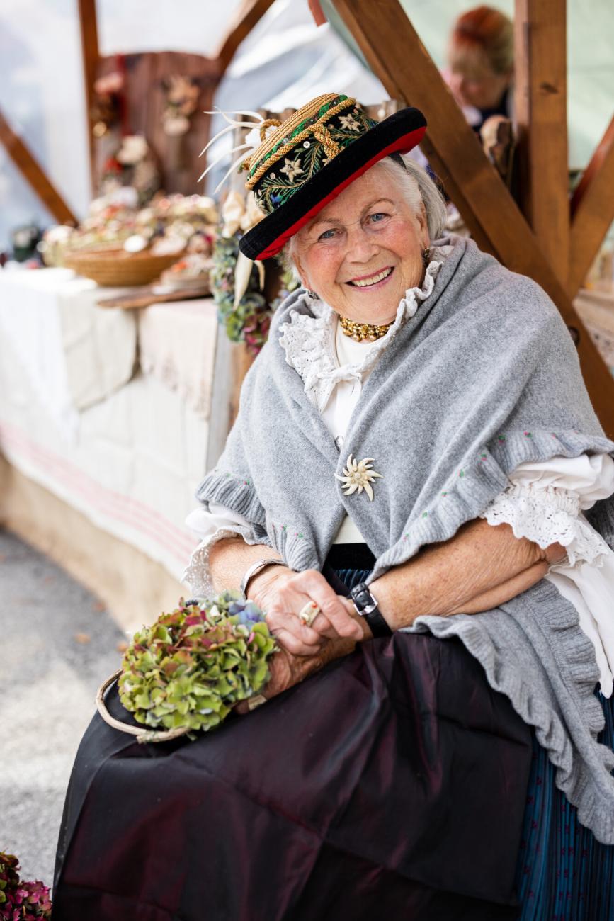 Ältere Frau in österreichischer Tracht in Seefeld