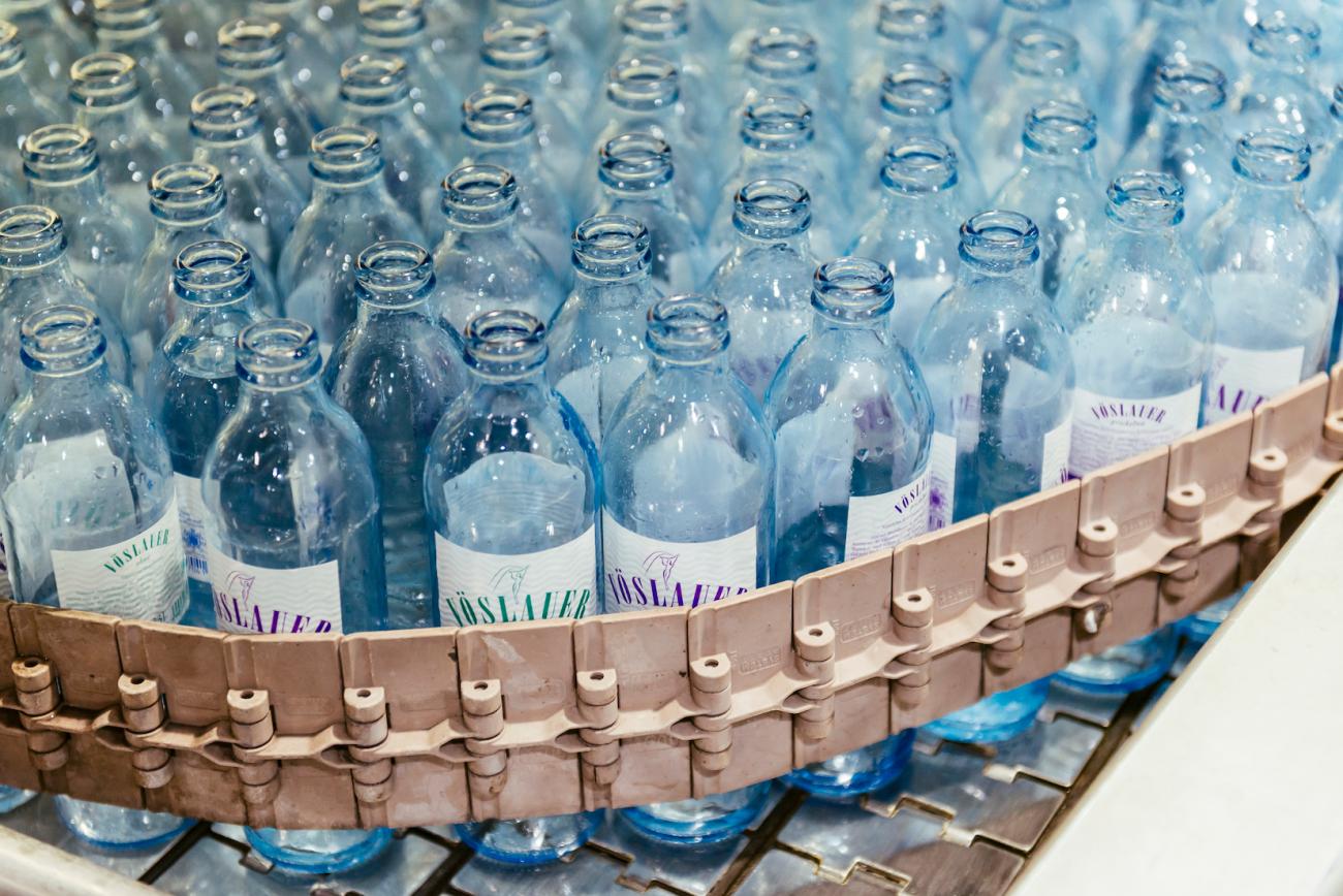 Vöslauer Glas Wasserflaschen in der Produktion