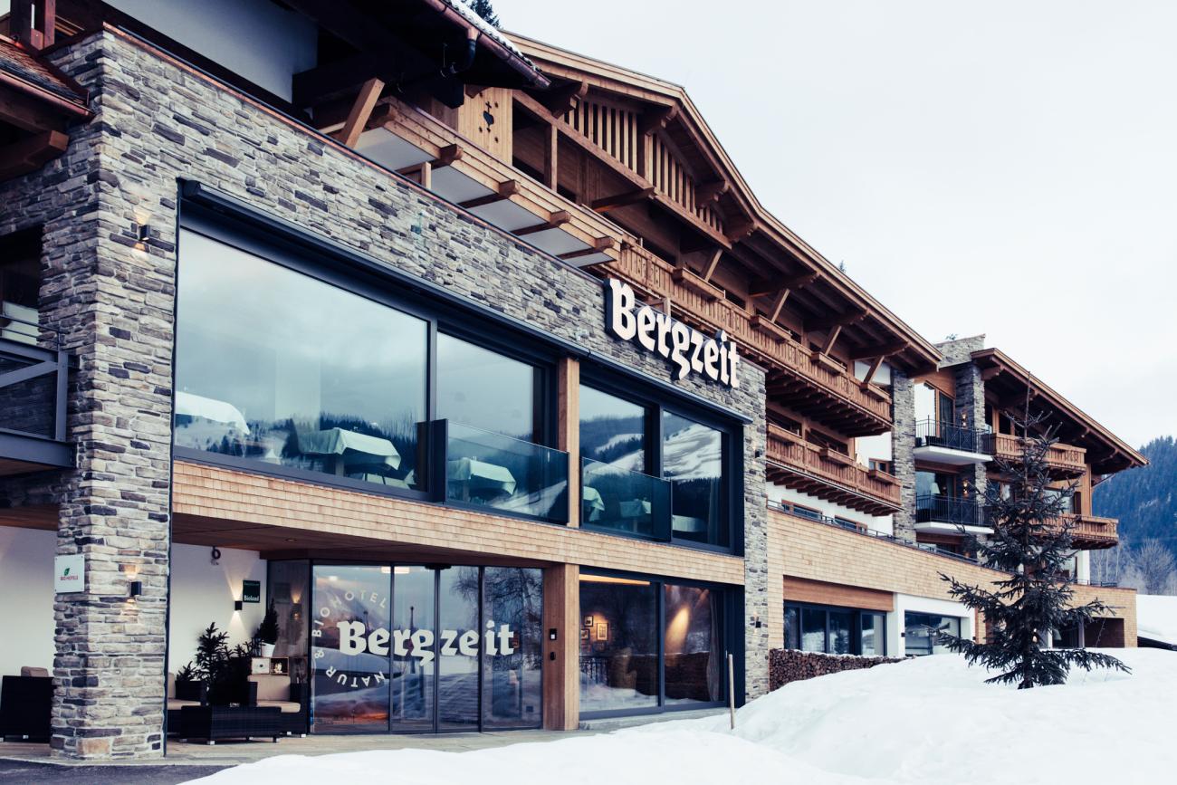 Fassade vom Hotel Bergzeit im Winter