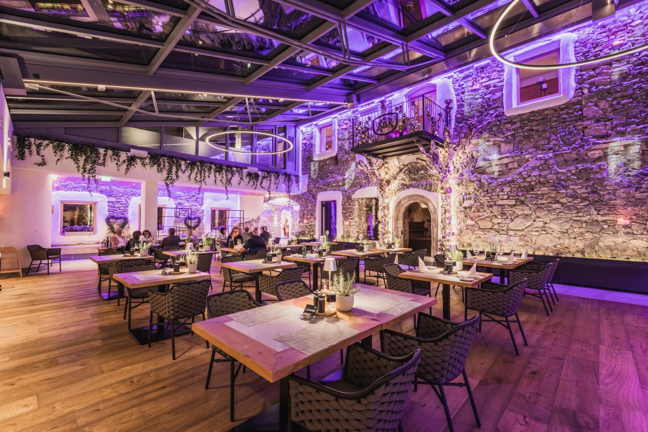 Restaurant mit lila Licht und Steinwänden