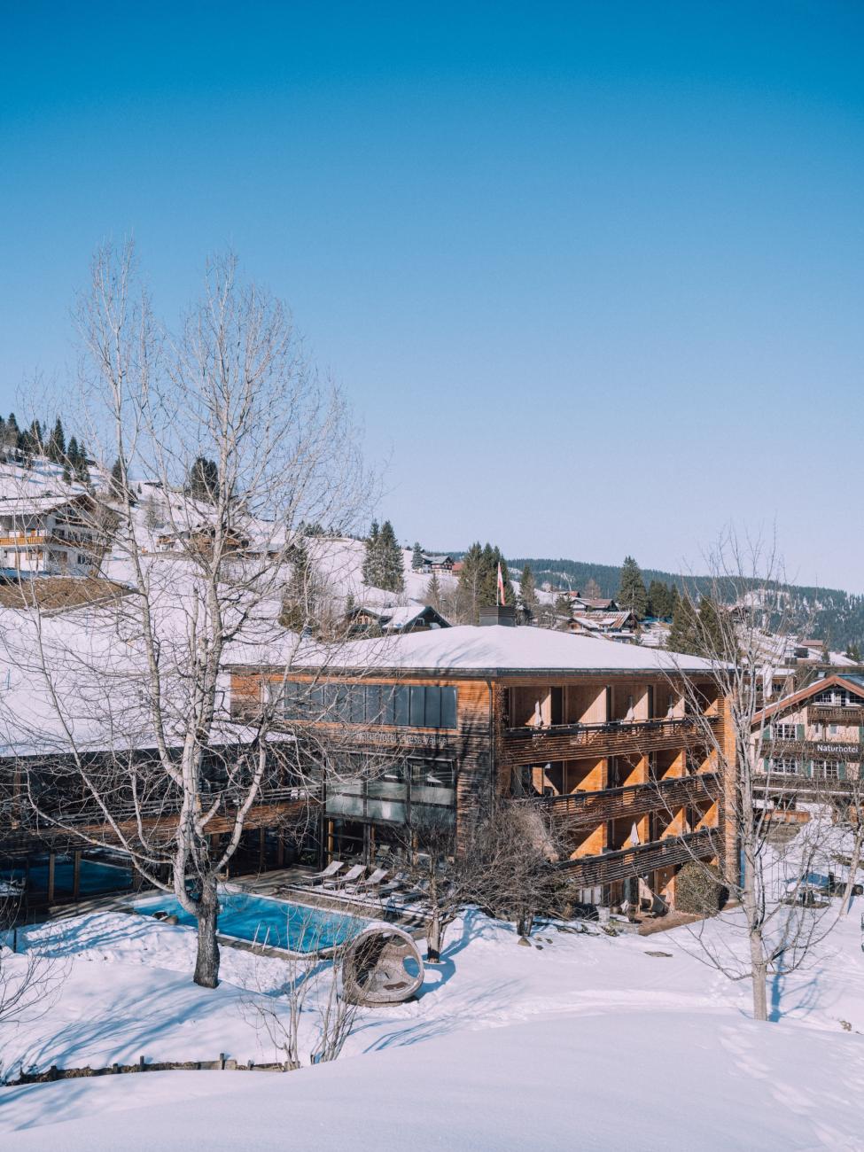 Change Maker Hotel Chesa Valisa im Winter mit Pool