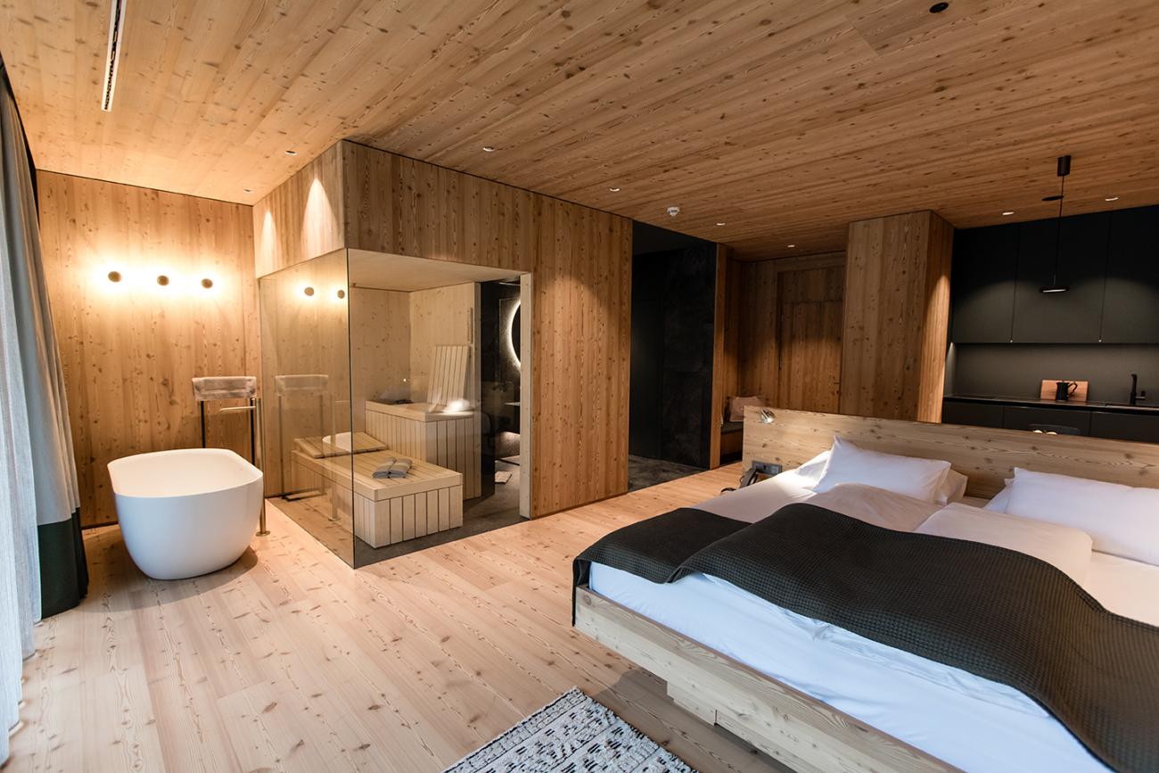 Holzsuite im Olm Nature Escape mit privater Sauna und freihstehender Wanne