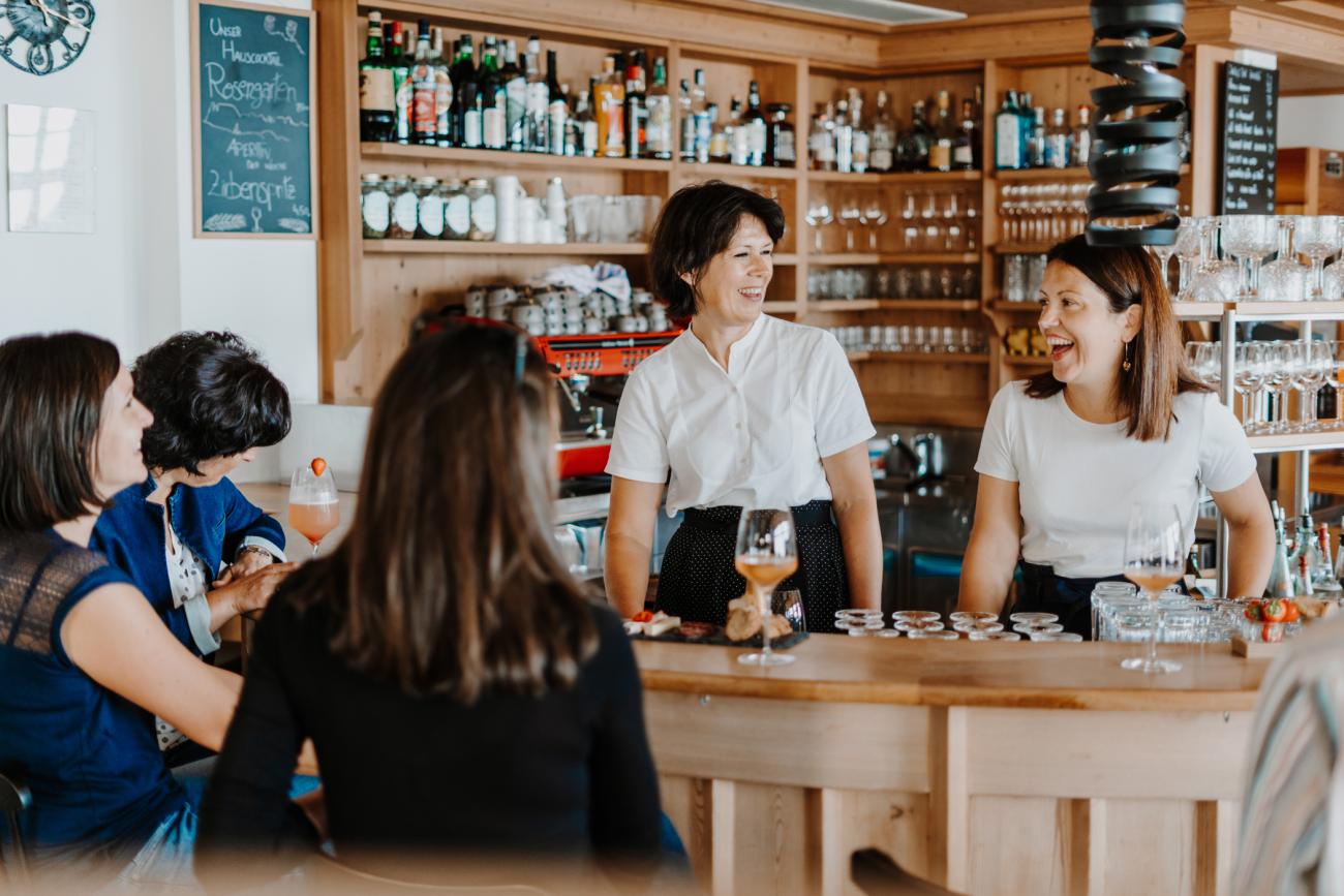 Gastgeberinnen hinter der Bar im Gasthof zum Hirschen