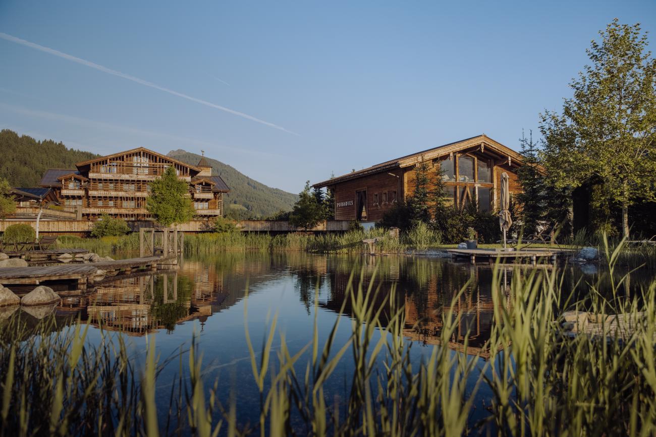 Change Maker Hotel Puradies Leogang im Sommer mit Teich
