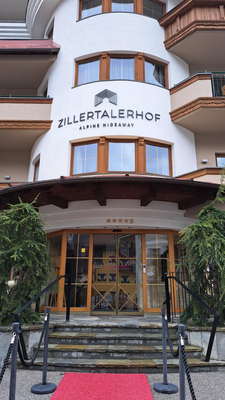 Roter Teppich vor dem Zillertalerhof