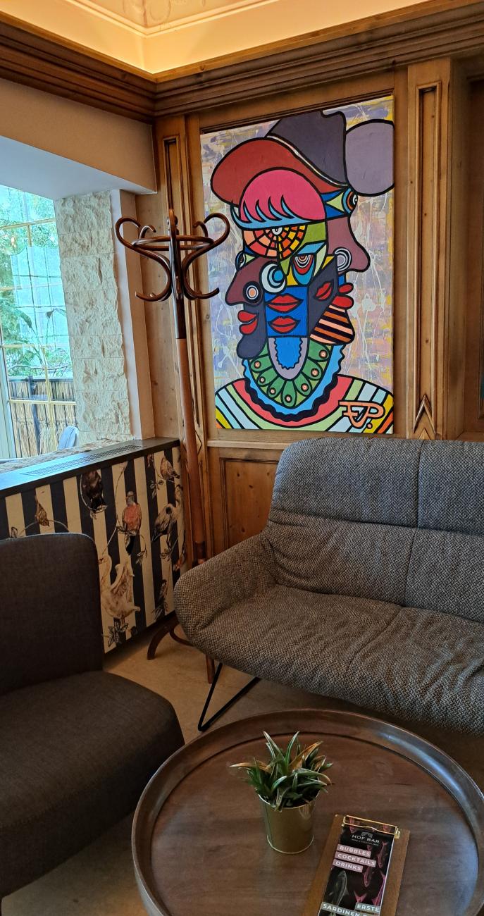 Kaminlounge mit Kunst von Franz-Josef Perauer