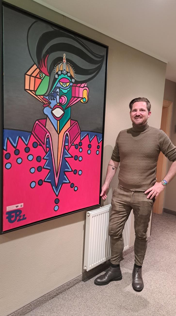 Künstler Franz-Josef Perauer mit seinem Elvis-Gemälde