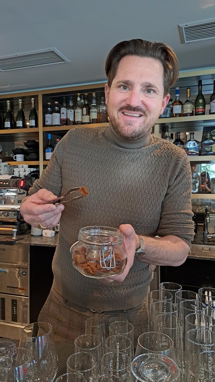 Franz-Josef Perauer präsentiert Waste-Candy-Bar im Zillertalerhof