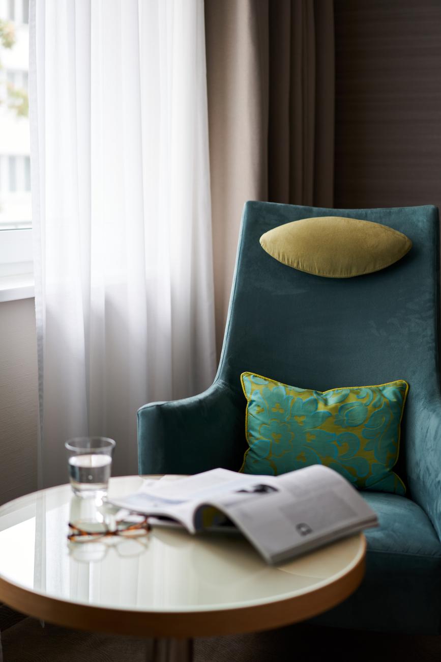 Lesesessel im Hotelzimmer