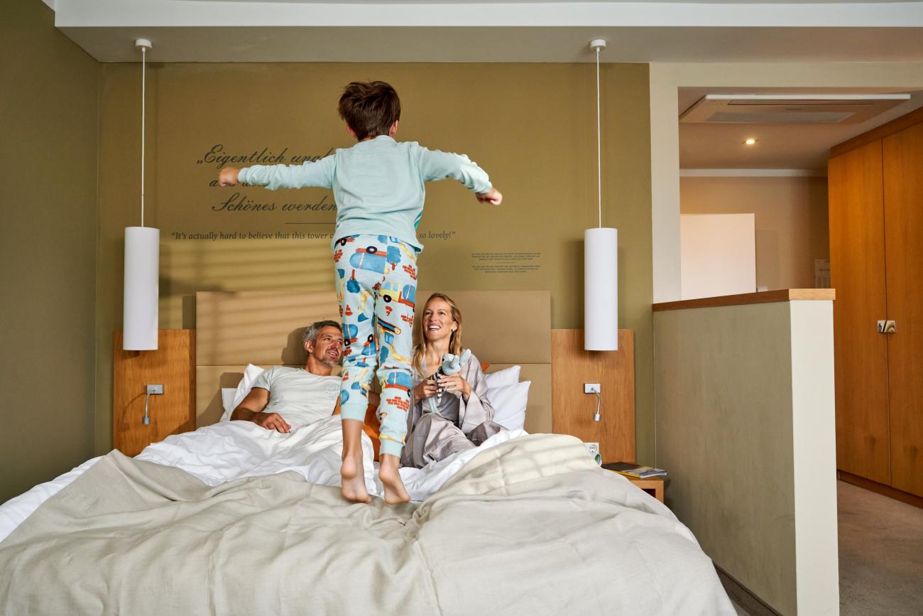 Familie in der Familiensuite im Hotel Henriette