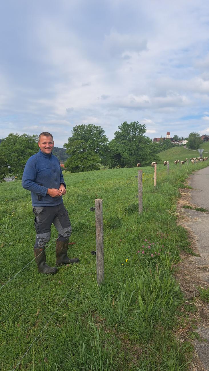 Landwirt Felix Ellgass auf der Weide