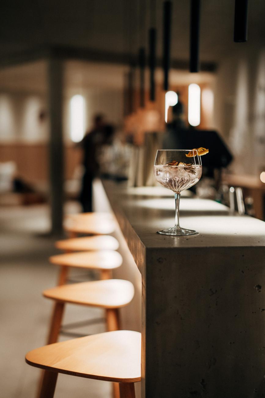 Bar mit Cocktail im Haus Jausern