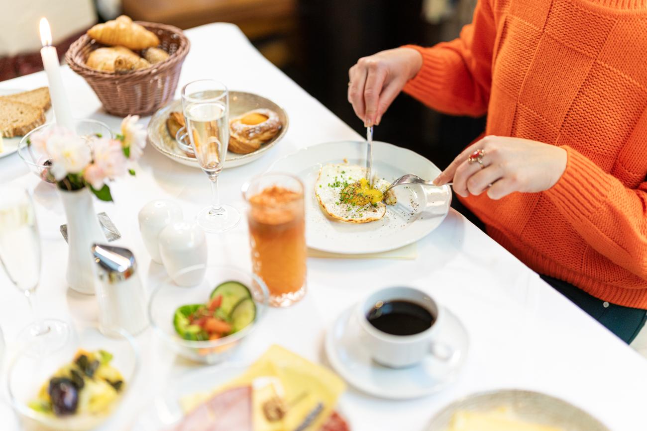 change_maker_hotel_gut_trattlerhof_fruehstueck_by_gert_perauer