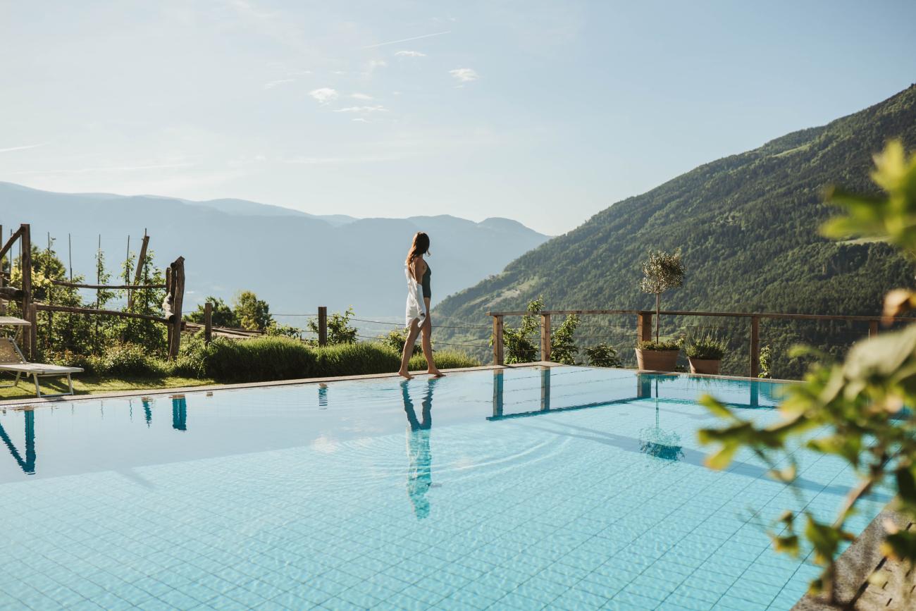 Frau am Pool Patschins Südtirol