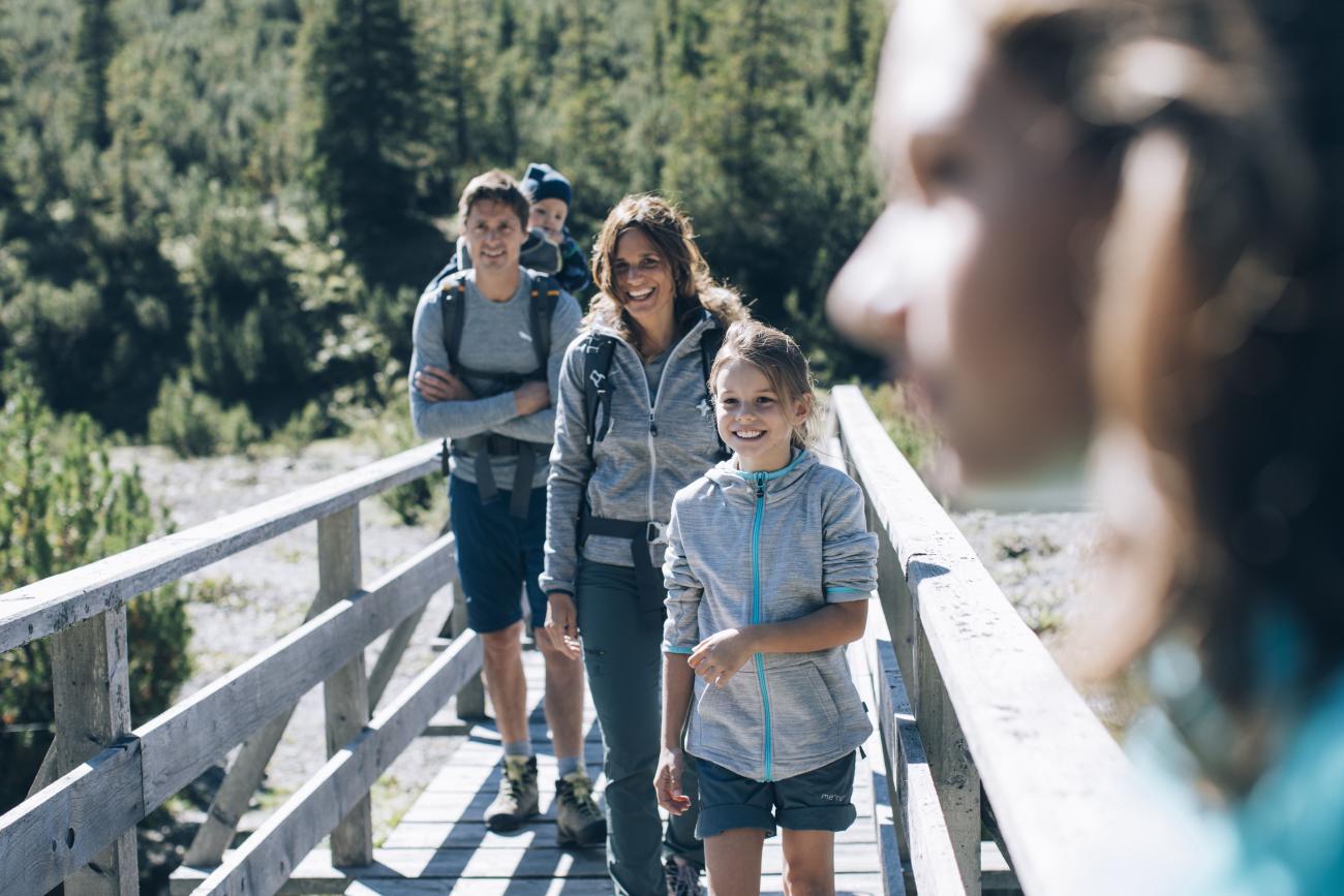 Familie beim Wandern in Lech Zürs