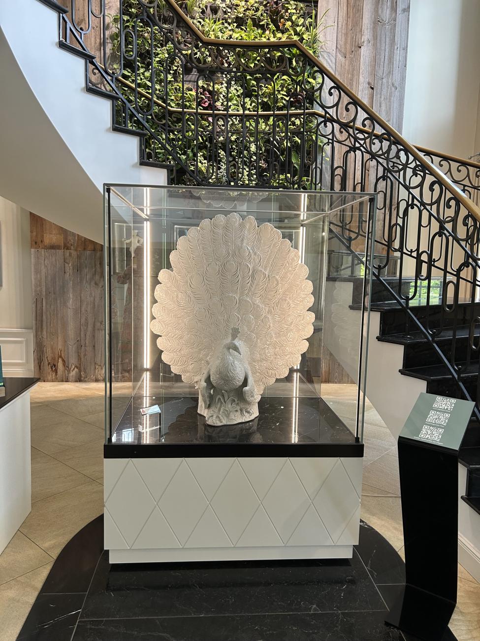 Pfau aus Meissner Porzellan im Naturresort & Spa Schindelbruch