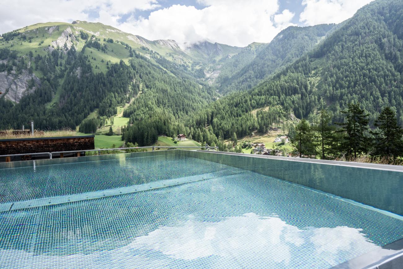 Neuer adults-only-Infinity-Outdoor-Pool im Gradonna Mountain Resort