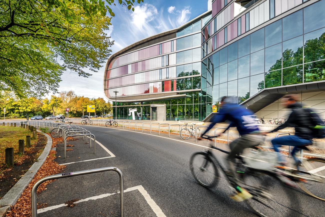 Leipzig_Buch-und-Schriftmuseum-Leipzig-Fahrradfahrer-Freizeit-Ausstellungen-Kultur-Philipp-Kirschner-leipzig-travel
