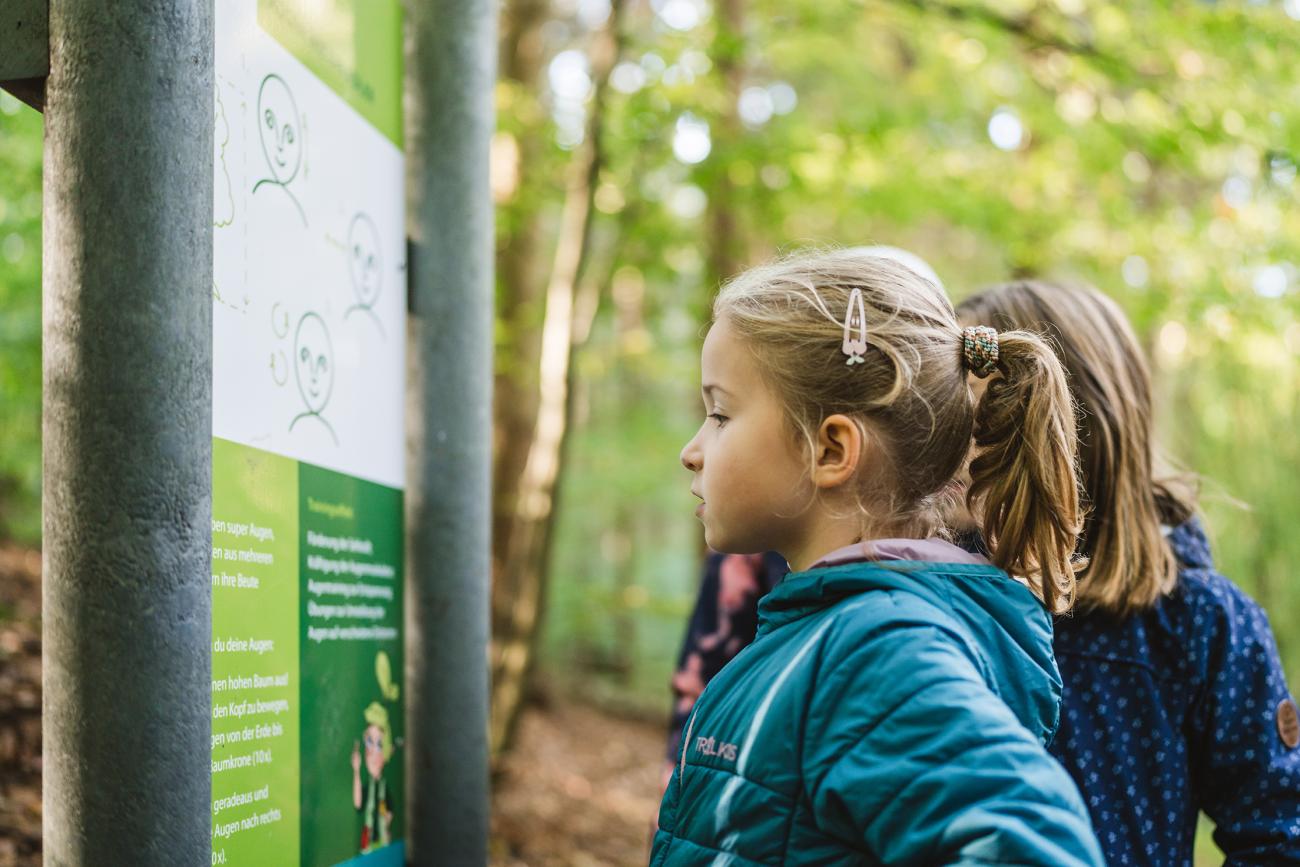 Erklärtafeln im Kinderheilwald mit Mitmach-Stationen für Kinder auf der Insel Usedom_04_c_