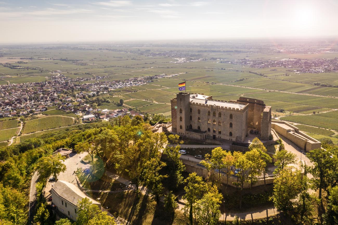 Pfalz_Das-Hambacher-Schloss-thront-hoch-über-den-Weinbergen-und-der-südpfälzischen-Stadt-Neustadt-an-der-Weinstraße_Ketz_11451_RPT-Gold