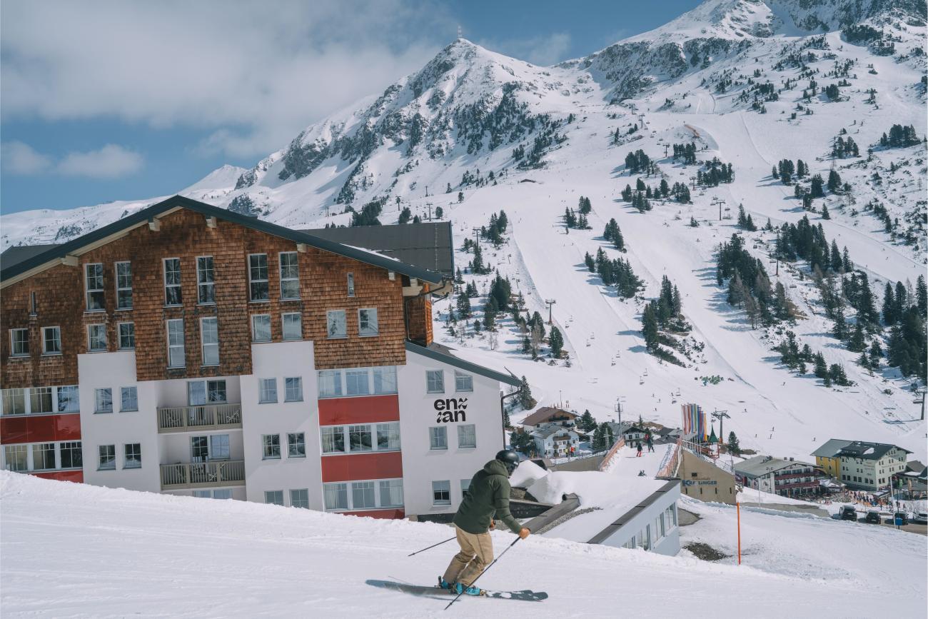 Hotel Enzian Außenansicht mit Skifahrer 