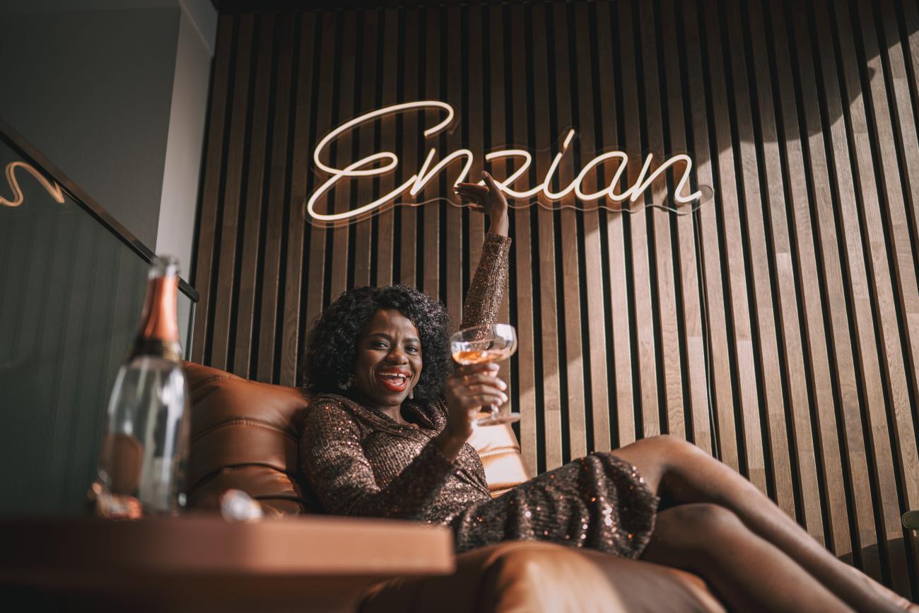 Frau mit Cocktail in der Lounge