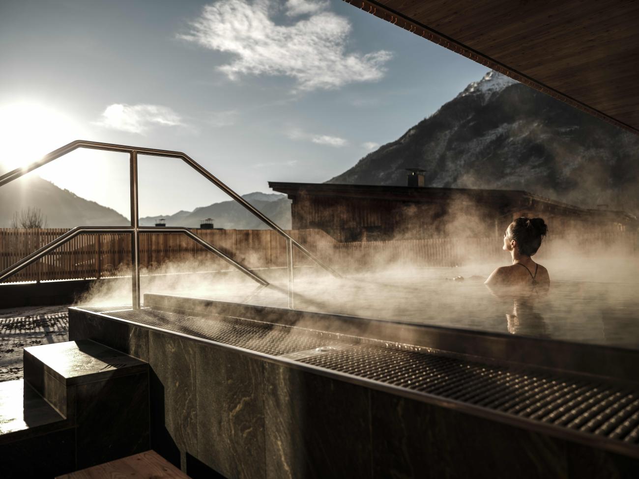 Frau im Außenpool vom Naturhotel Outside