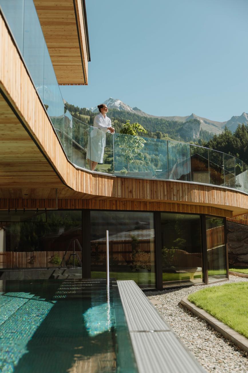 Frau auf Spa-Terrasse vom Naturhotel Outside