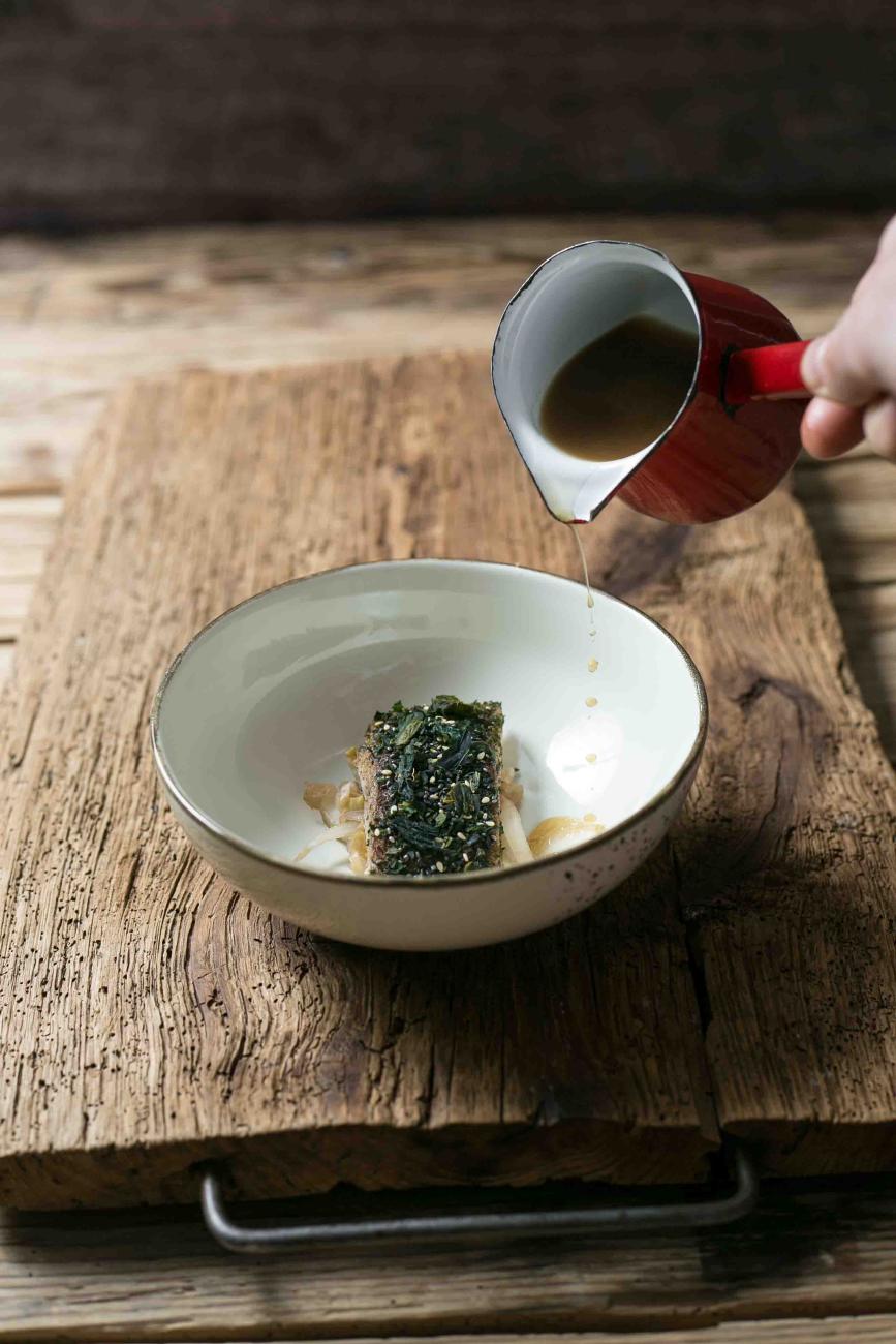 Verfeinerung des Lachsgerichtes mit Garum