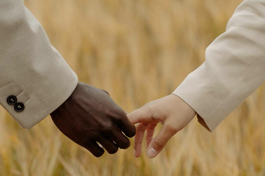 Zwei Unterarme im Kornfeld - pexels