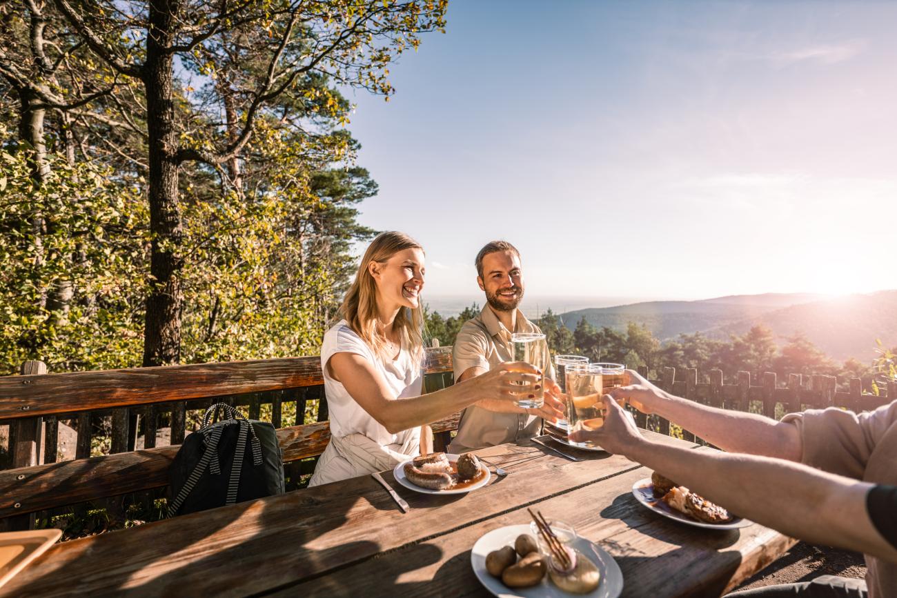 Pfalz - Hohe-Loog-Haus - Jause - Bratwurst - Geselligkeit