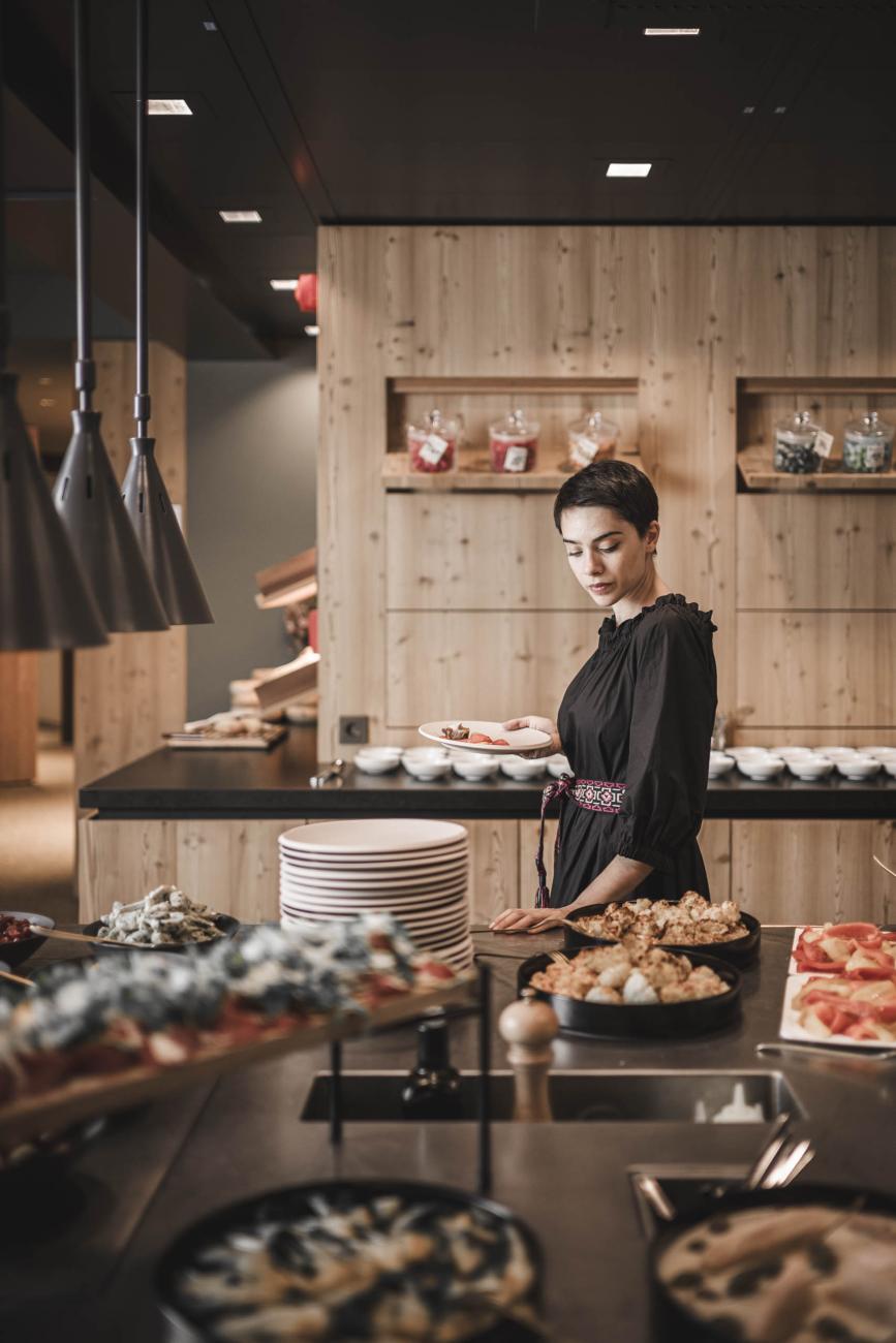 CMH_OLM_AperoAbend Kulinarik Frau am Buffet