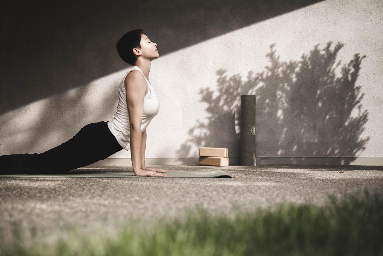 Change Maker Hotel OLM Yoga Heraufschauender Hund Frau