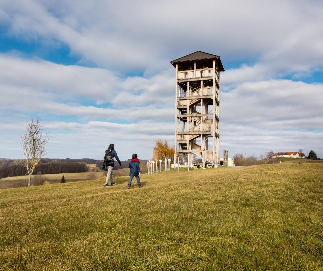 Wanderer Aussichtsturm Erlebnisweg der Sinne Unterlamm Thermen- und Vulkanland