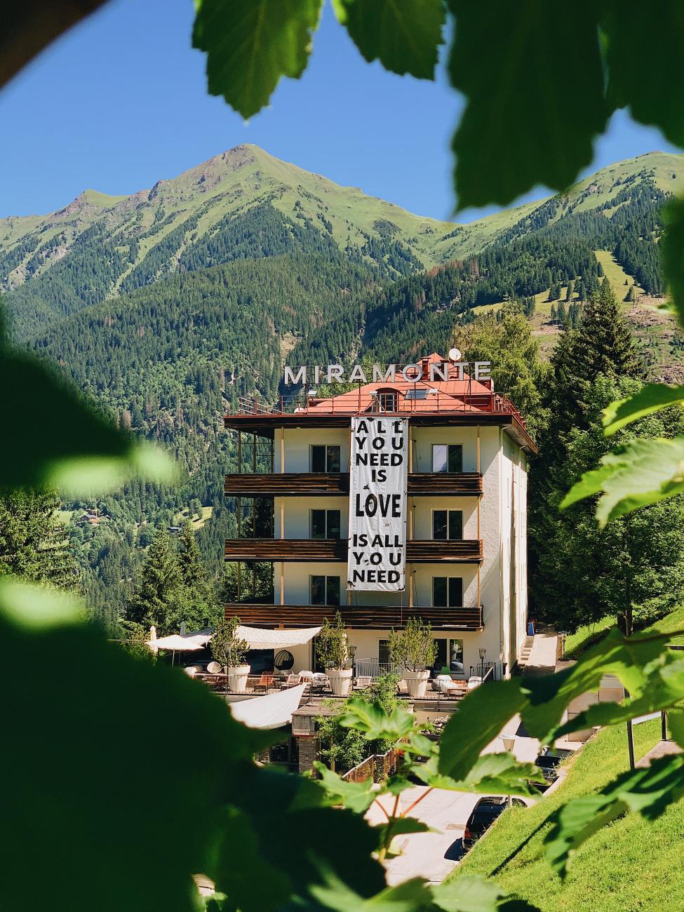 Hotel Miramonte mit Bergpanorama im Sommer