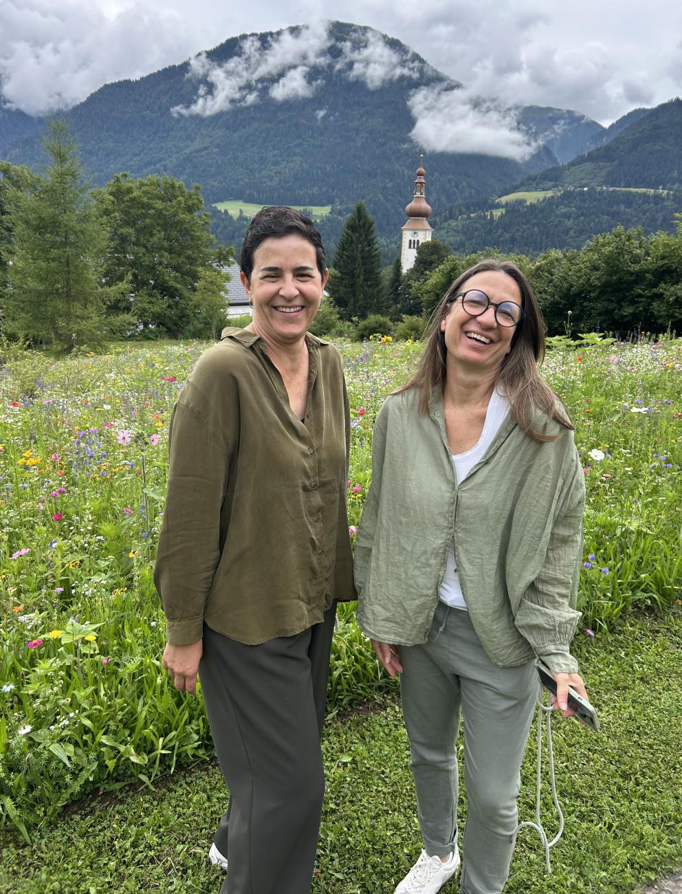 Marianne Daberer mit Petra von Change Maker Hotels vor Blumenwiese