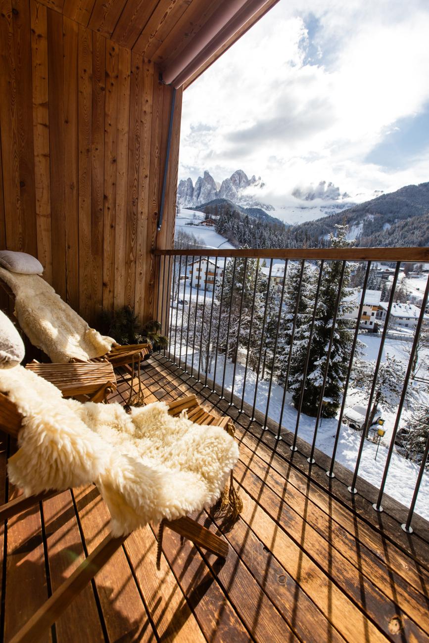 Hotel Tyrol Dolomites Slow Living Balkon Geislerspitzen
