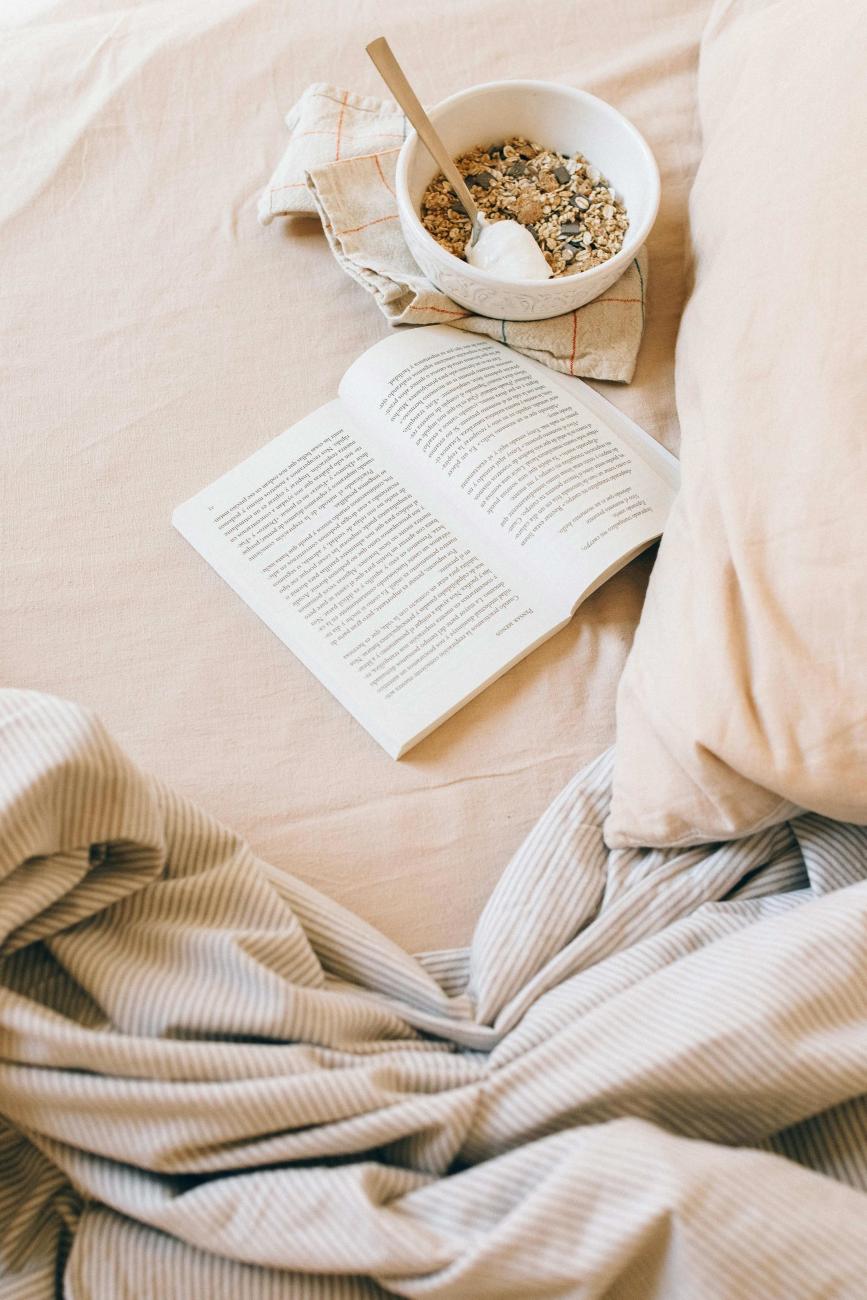 Aufgeschlagenes Buch und Müsli