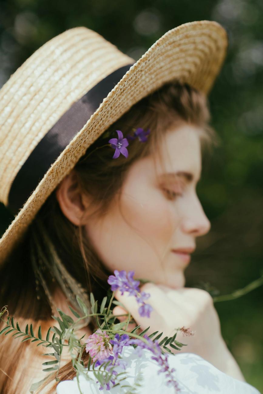Frau mit gepflückten Blumen
