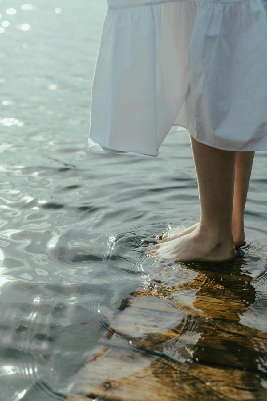 Frau mit Füßen im Wasser