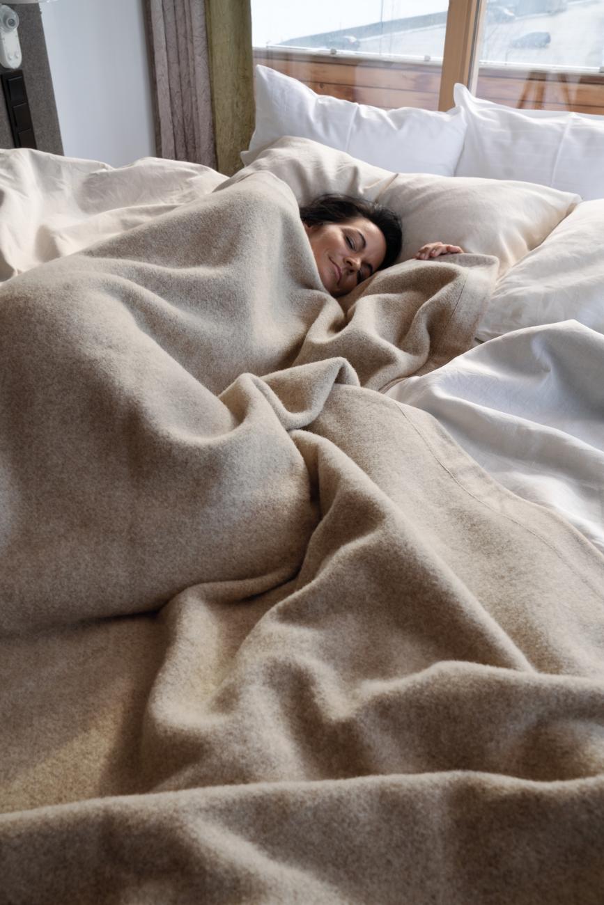 Frau im Bett mit Schlafdecke von Steiner1888