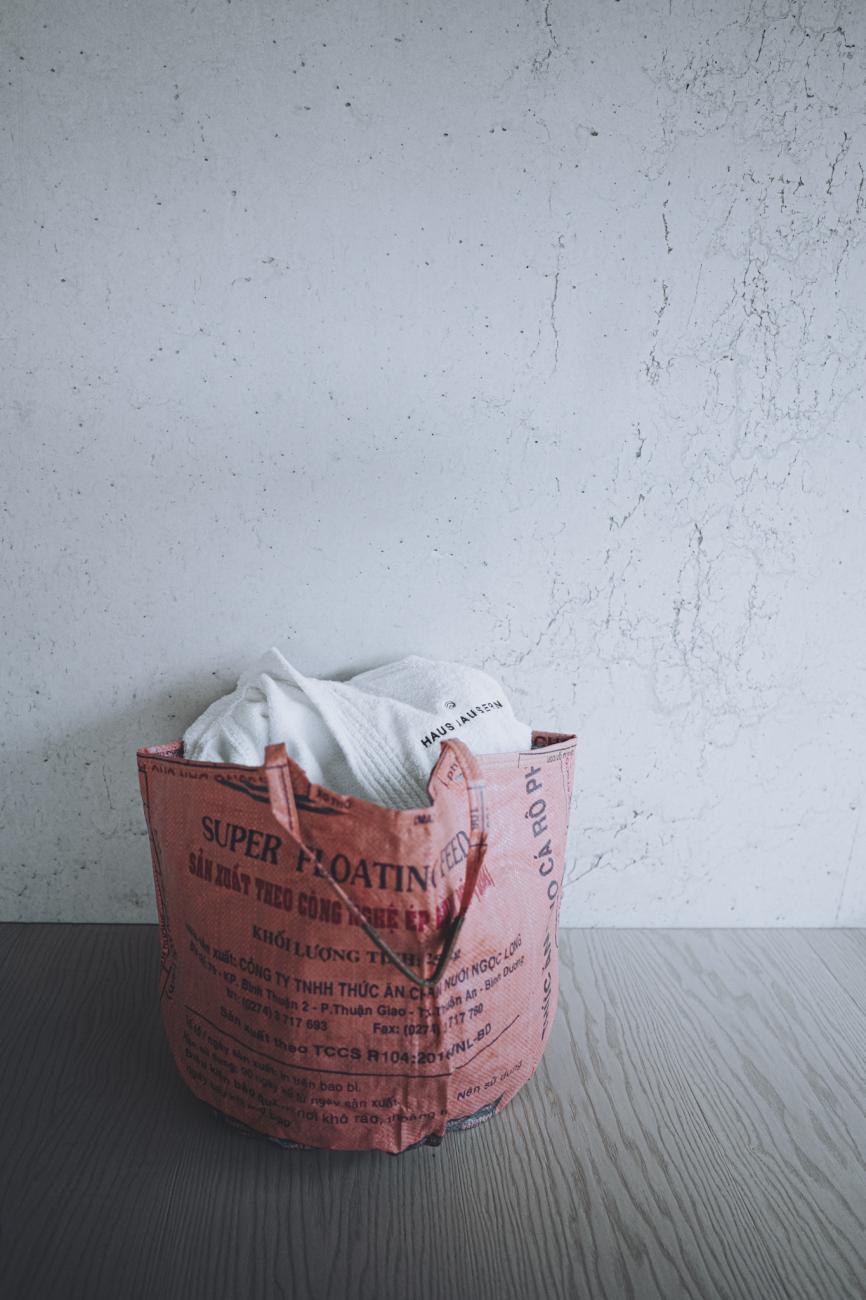 Spa-Tasche aus alten Fischnetzen im Haus Jausern