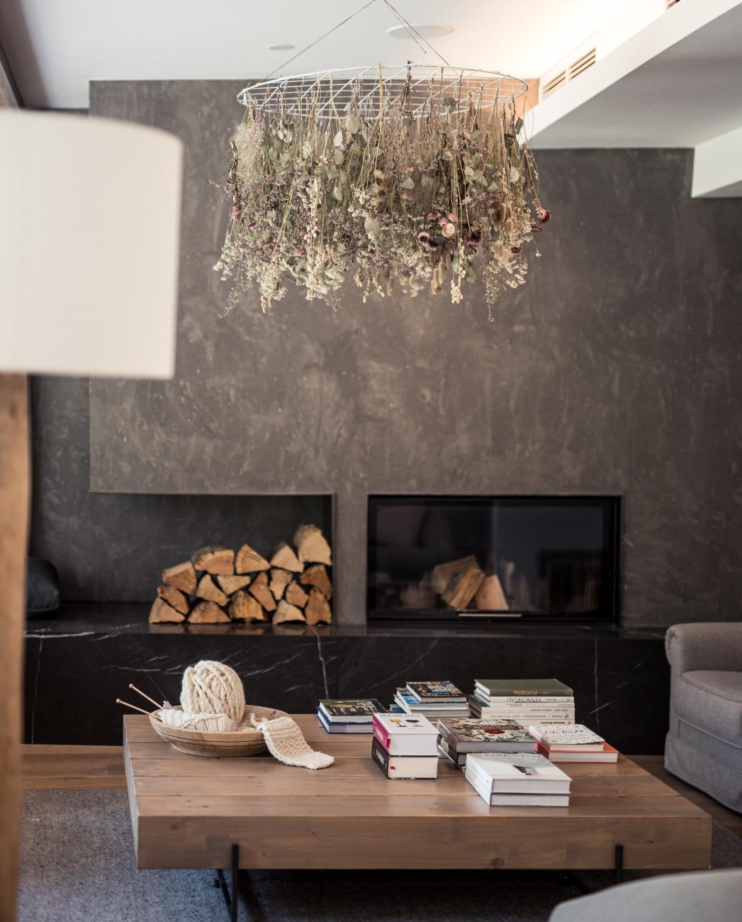 Wohnzimmer mit Karmin im Hotel Petrus